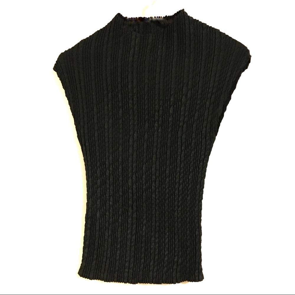 3/$30!!! Modern textured crepe top